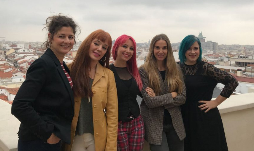 Las protagonistas de la serie radiofónica de 'Valeria' junto a Elisabet Benavent